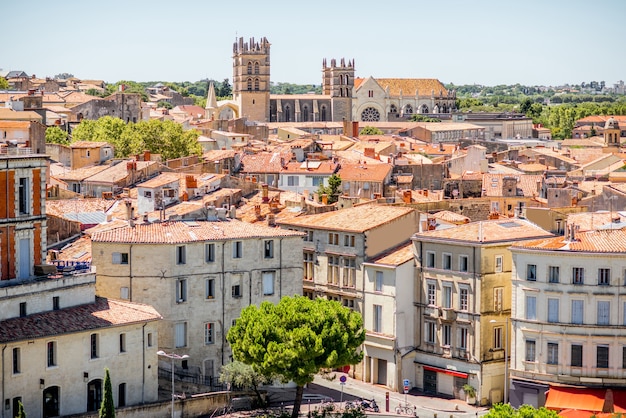 Vista aerea del paesaggio urbano sulla città vecchia con la cattedrale nella città di Montpellier durante il tempo soleggiato nella regione francese dell'Occitania