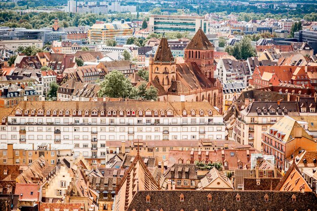 Vista aerea del paesaggio urbano sulla città vecchia con la chiesa di San Tommaso nella città di Strasburgo in Francia