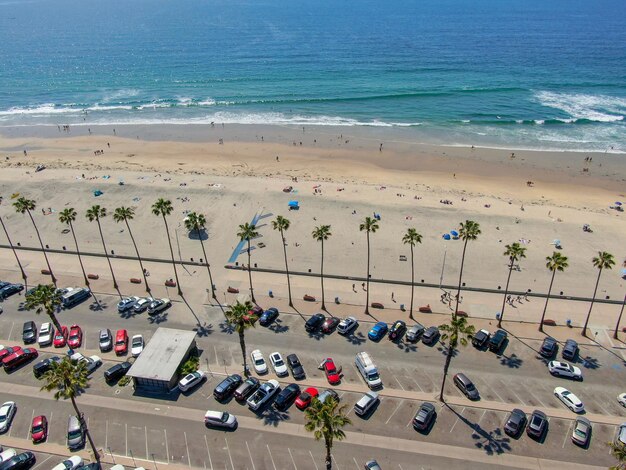 Vista aerea del parcheggio con auto di fronte all'oceano della spiaggia, La Jolla. San Diego