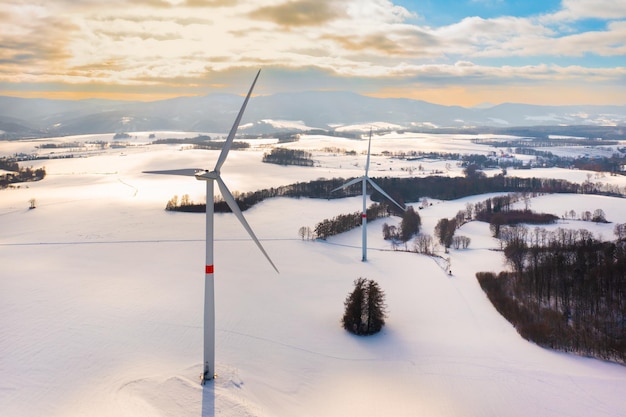 Vista aerea del parco turbine eoliche in inverno al tramonto energia rinnovabile e pulita