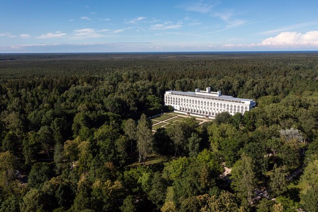 Vista aerea del Park Hotel Kemeri e del parco ricostruito dell'ex sanatorio Kemeri a Jurmala, in Lettonia