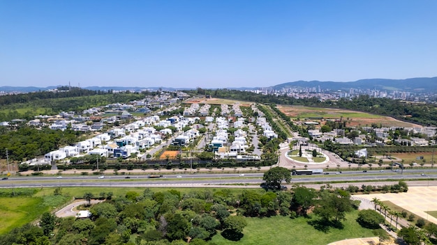 Vista aerea del Parque da Cidade nella città di Jundiai Sao Paulo Brasile Parco con una diga