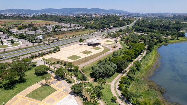 Vista aerea del Parque da Cidade nella città di Jundiai Sao Paulo Brasile Parco con una diga