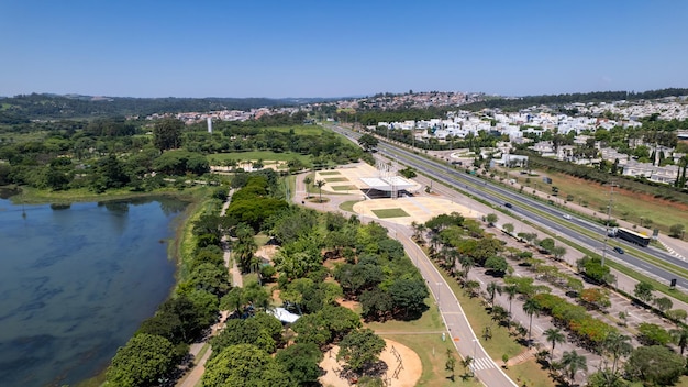 Vista aerea del Parque da Cidade nella città di Jundiai Sao Paulo Brasile Parco con una diga