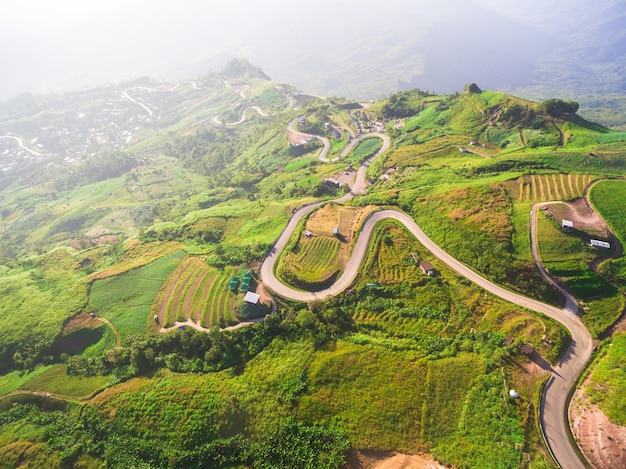 Vista aerea del percorso curvato della strada sulla montagna, sparata da drone