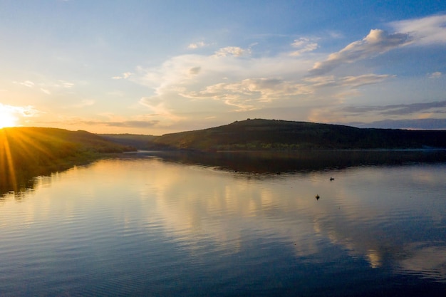 Vista aerea del pescatore alla barca sul fiume tramonto dorato Siluetta dei pescatori con la sua barca Stile di vita del pescatore