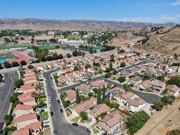 Vista aerea del piccolo quartiere con la montagna secca del deserto sullo sfondo a Moorpark California