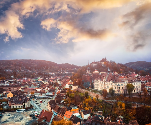 Vista aerea del pittoresco paesaggio urbano di Sighisoara al tramonto