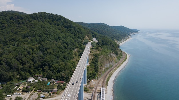Vista aerea del ponte alto e della strada di montagna con auto e camion, Mar Nero, Russia