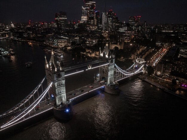 Vista aerea del ponte della torre illuminata e dello skyline di londra, regno unito