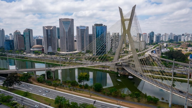 Vista aerea del ponte di Estaiada a Marginal Pinheiros, Sao Paulo, Brasile. Centro affari