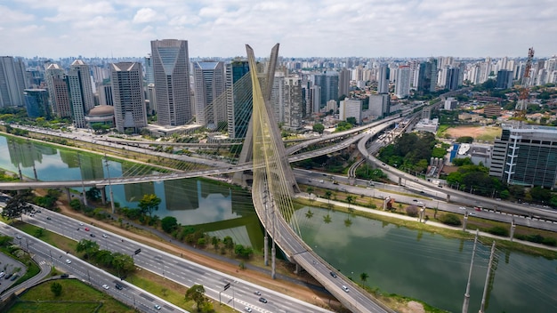 Vista aerea del ponte di Estaiada a Marginal Pinheiros, So Paulo, Brasile. Centro affari