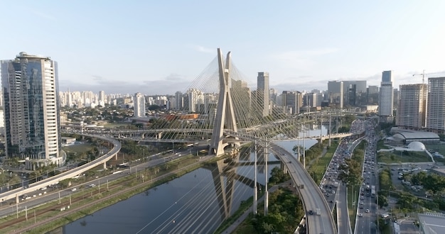 Vista aerea del ponte di Estaiada. San Paolo, Brasile. Centro affari. Centro finanziario. Ottimo paesaggio. Famoso ponte strallato di San Paolo.