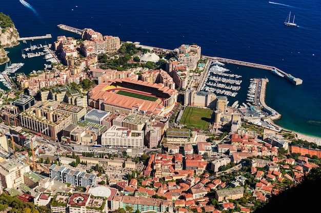 Vista aerea del porto cap dail al tramonto in Francia molte barche sono ormeggiate nella vista del porto turistico della vita cittadina