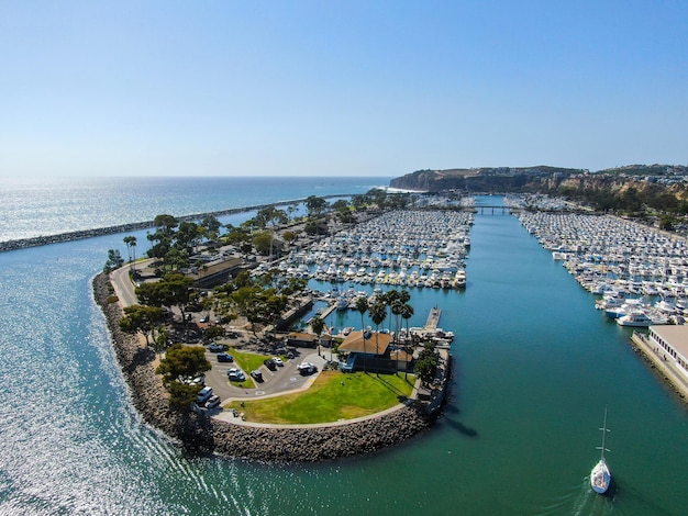 Vista aerea del porto di Dana Point e del suo porto turistico con yacht e barca a vela Orange County in California