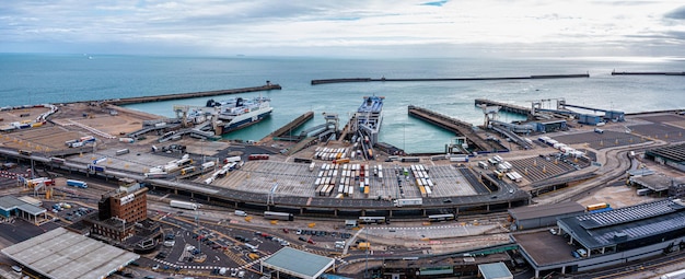 Vista aerea del porto e dei camion parcheggiati uno accanto all'altro a dover uk