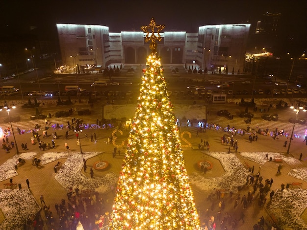 Vista aerea del primo piano delle luci illuminate su un albero di Natale