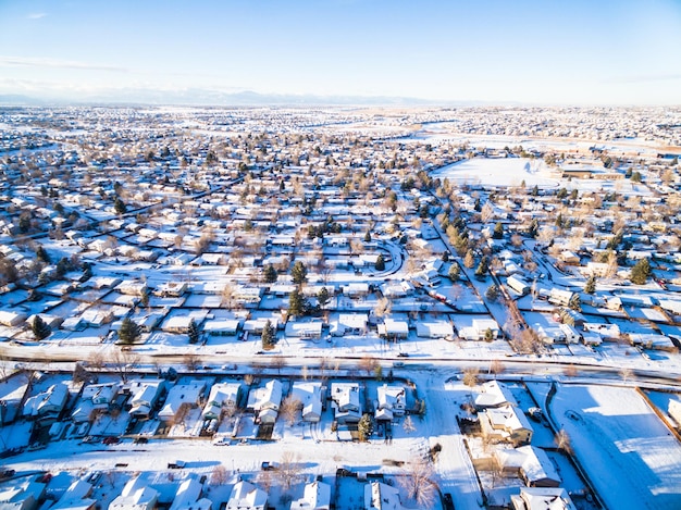 Vista aerea del quartiere residenziale coperto di neve.