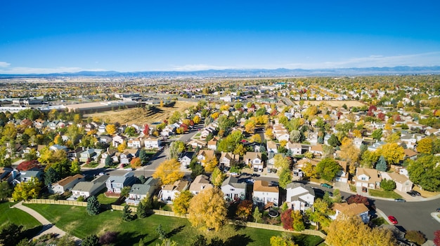 Vista aerea del quartiere residenziale in autunno.