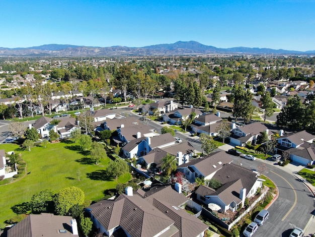 Vista aerea del quartiere suburbano della classe media a Irvine California USA