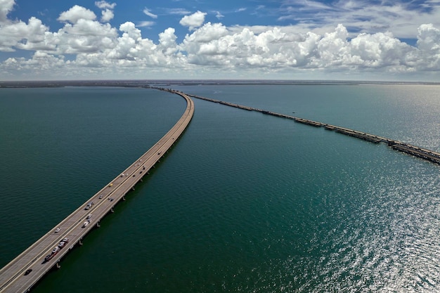 Vista aerea del Sunshine Skyway Bridge sulla baia di Tampa in Florida con traffico in movimento Concepto di infrastruttura di trasporto