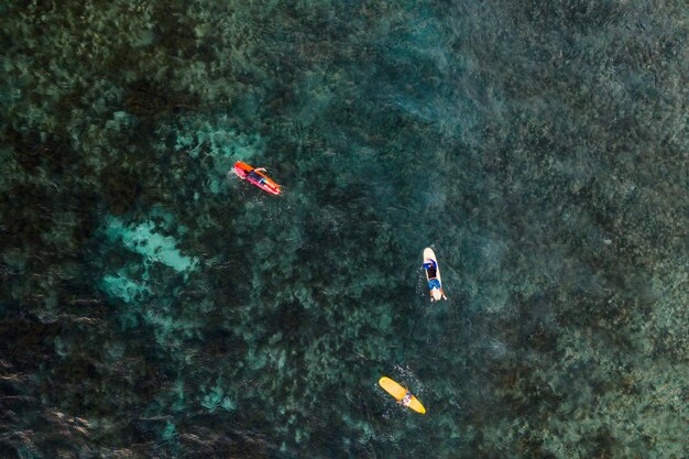 Vista aerea del surfista nell'oceano