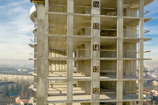 Vista aerea del telaio in calcestruzzo di alto condominio in costruzione in una città