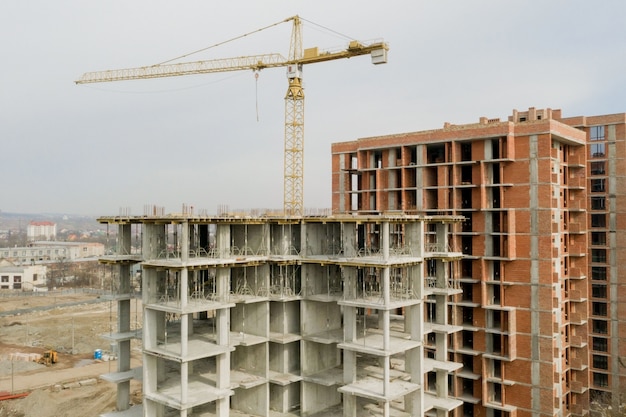 Vista aerea del telaio in calcestruzzo di alto condominio in costruzione in una città