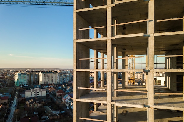 Vista aerea del telaio in cemento di alto edificio di appartamenti in costruzione