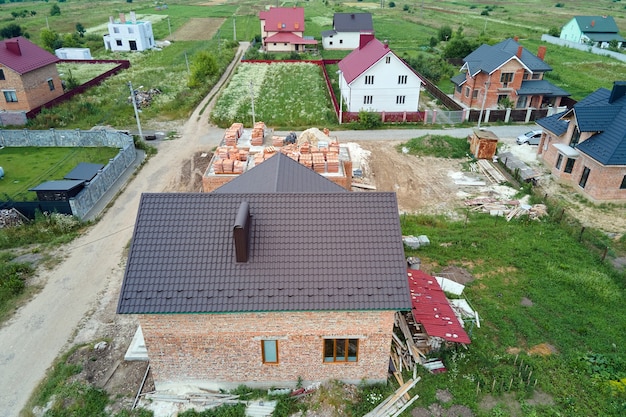 Vista aerea del telaio incompiuto della casa privata in costruzione in un'area suburbana.