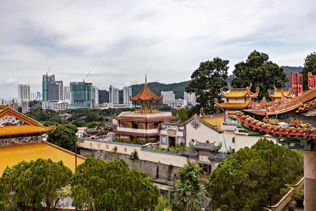 Vista aerea del tempio buddista di Kek Lok Si a Georgetown, Penang, Malesia