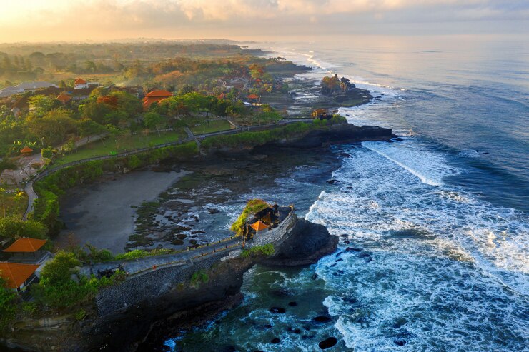 Vista aerea del tempio del lotto di Tanah in Bali, Indonesia.