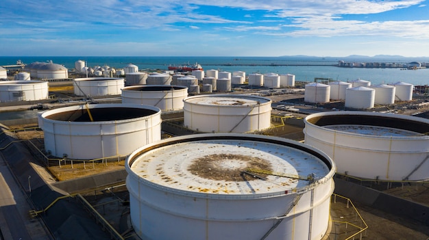 Vista aerea del terminale del serbatoio con un sacco di serbatoio dell'olio e serbatoio petrolchimico nel porto, vista aerea di stoccaggio del serbatoio industriale.