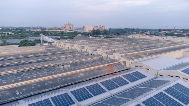 Vista aerea del tetto solare della fabbrica in ambiente ecologico