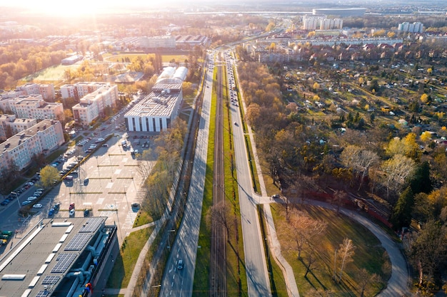 Vista aerea del traffico cittadino tram e automobili nella città di Wroclaw Polonia