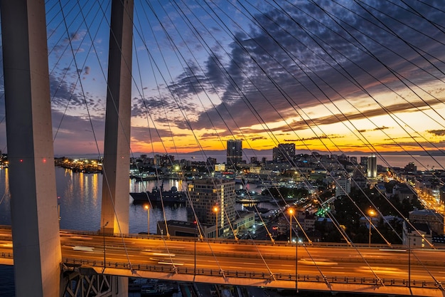 Vista aerea del tramonto del centro di Vladivostok e della baia del corno d'oro