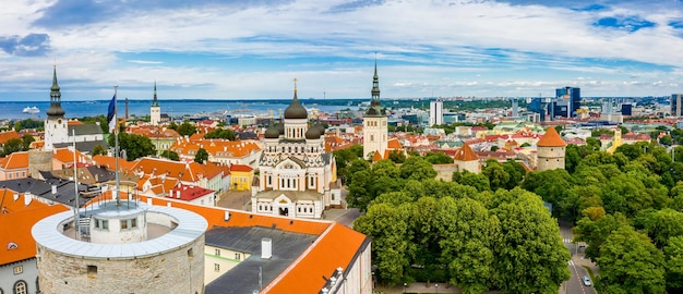 Vista aerea del tramonto del tardo pomeriggio che si affaccia sulla città murata medievale di Tallinn Estonia in una giornata di inizio autunno nella regione baltica del Nord Europa.