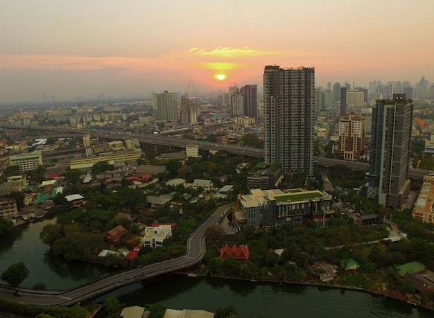 Vista aerea del tramonto sopra il distretto residenziale di Bangkok urbano, Tailandia da Drone