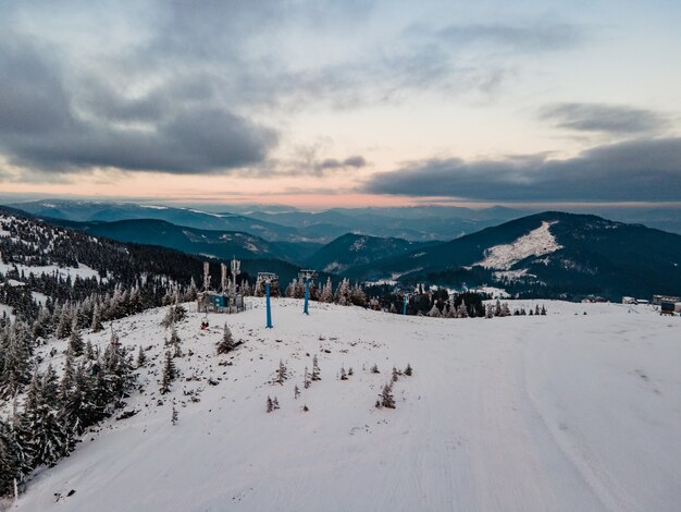 Vista aerea del tramonto sopra lo spazio della copia della stazione sciistica