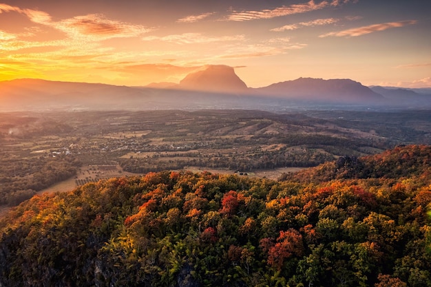 Vista aerea del tramonto sulla catena montuosa di Doi Luang Chiang Dao con foresta autunnale colorata sulla collina in campagna a Chiang Dao Chiang Mai Thailandia