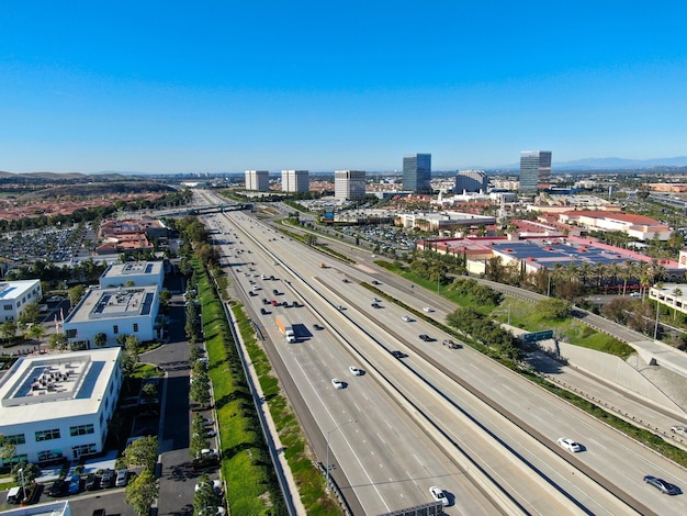 Vista aerea del trasporto autostradale con svincolo e svincolo autostradale di piccolo traffico