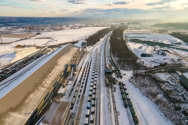 Vista aerea del treno merci caricato con materiali di arenaria frantumata nella fabbrica della miniera. Trasporto ferroviario di minerali minerari a cielo aperto.