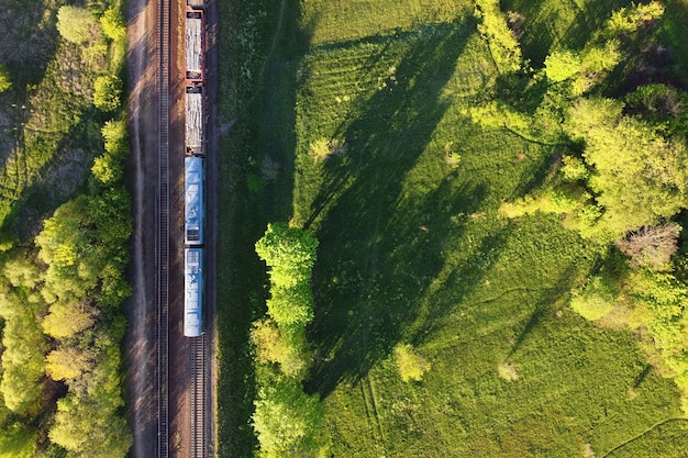 Vista aerea del treno merci su una ferrovia a doppio binario