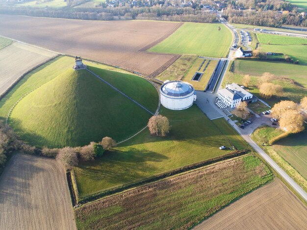 Vista aerea del tumulo dei leoni con terreni agricoli intorno a Waterloo in Belgio