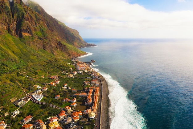Vista aerea del villaggio costiero di Paul Do Mar nelle isole di Madeira in Portogallo