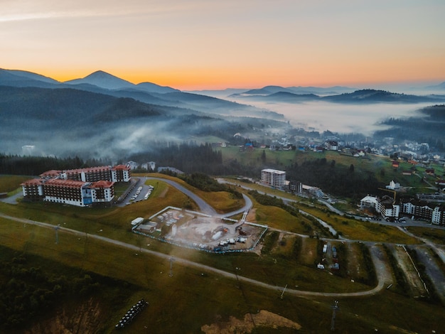 Vista aerea del villaggio di bukovel nello spazio della copia della catena montuosa dei Carpazi ucraini