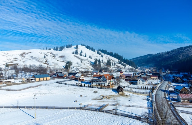 Vista aerea del villaggio di Moldovita nella contea di Suceava, in Romania, in inverno