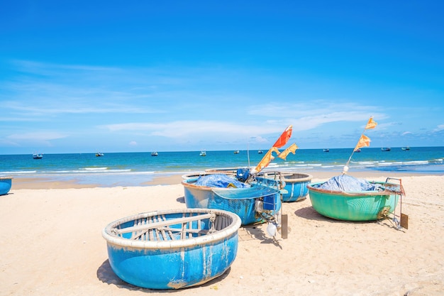 Vista aerea del villaggio di pescatori a Long Hai Phuoc Hai Tropical Seascape con una barca sulla spiaggia sabbiosa a nuvoloso Bella spiaggia tropicale con piccola barca per viaggi e vacanze in vacanza relax tempo