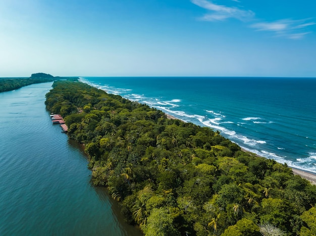 Vista aerea del villaggio di tortuguero costa rica