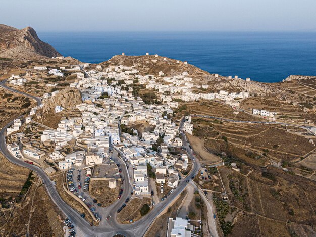 Vista aerea del villaggio greco di Chora sull'isola di Amorgos, Mar Egeo, Cicladi